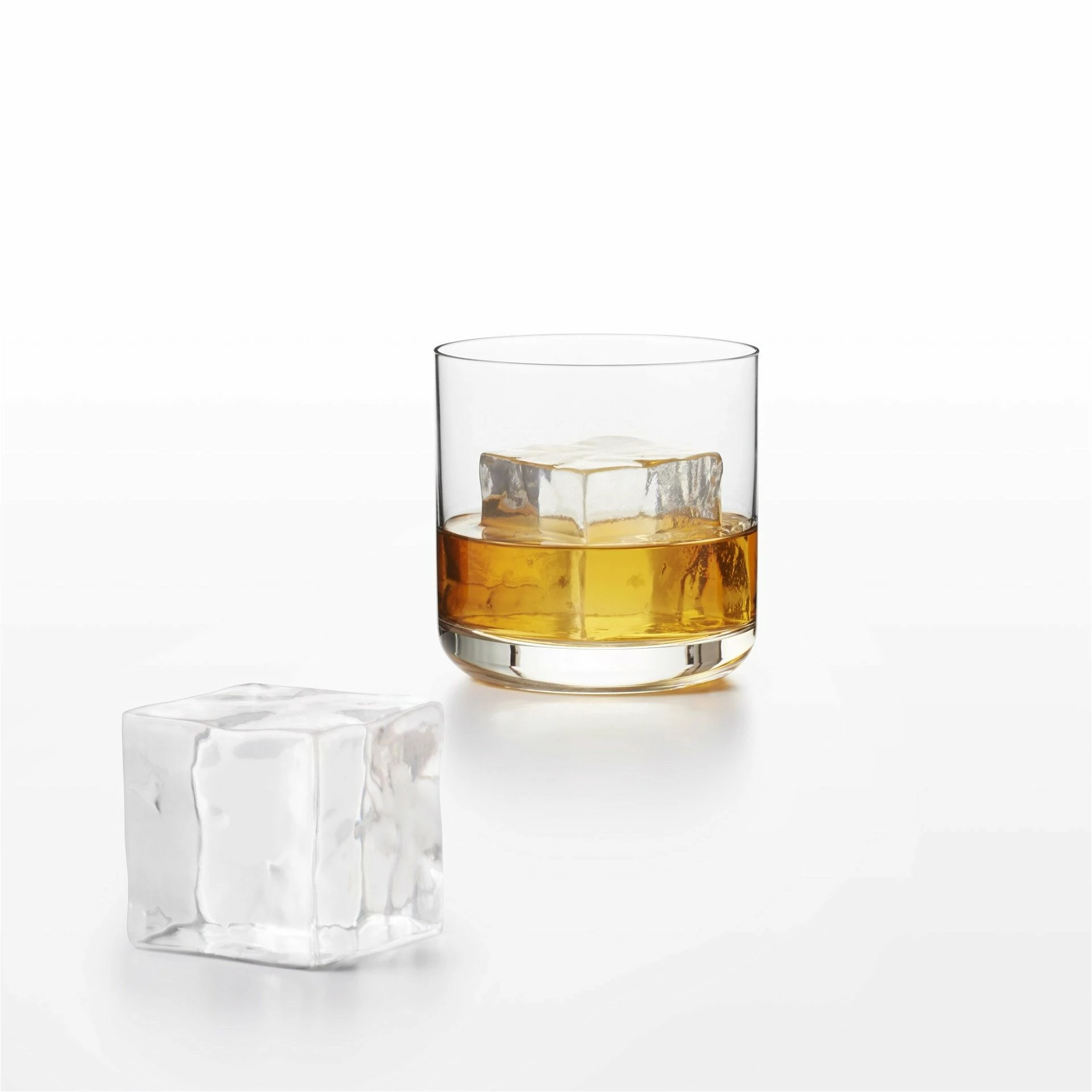OXO Good Grips Covered Ice Cube Tray | Large Cubes 7 OXO Good Grips Covered Ice Cube Tray | Large Cubes - Image 5