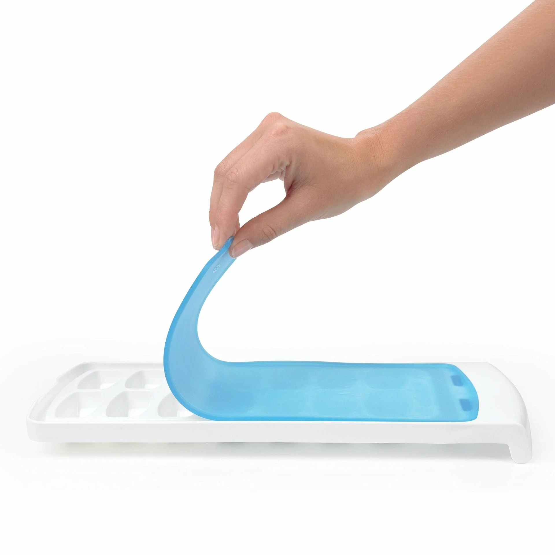 OXO Good Grips No-Spill Ice Cube Tray 5 OXO Good Grips No-Spill Ice Cube Tray - Image 3