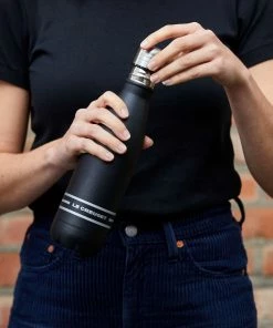 Le Creuset Stainless Steel Hydration Bottle | Matte Black 9 Le Creuset Stainless Steel Hydration Bottle | Matte Black -Glassware & Drinkware Shop rs16065 lc 20201217 de ls yc hydratationbot 005 hpr
